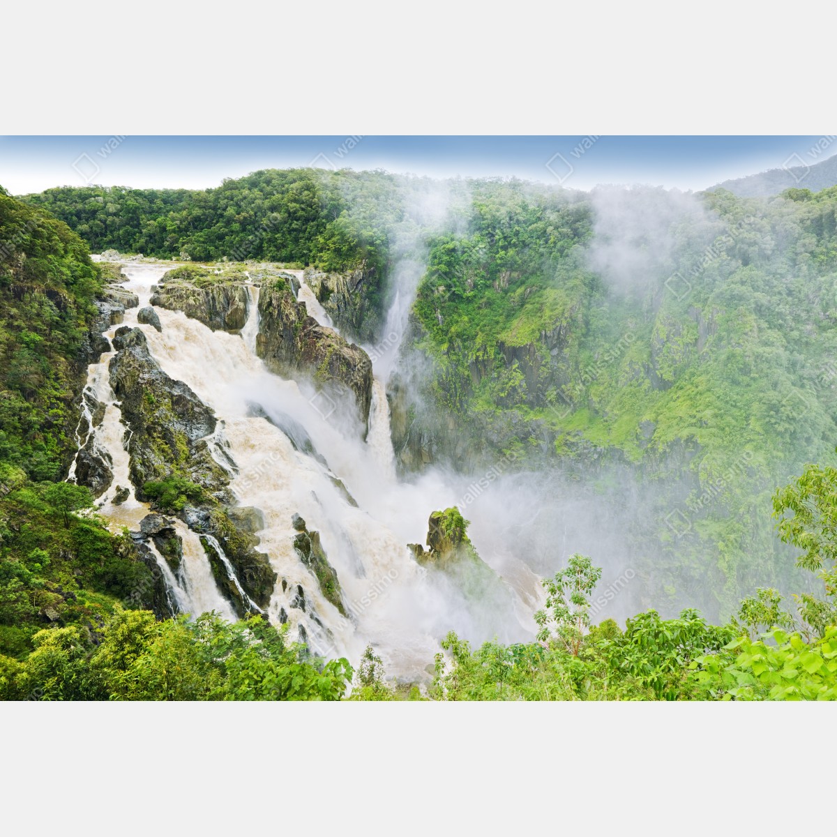Naklejka repozycjonowalna wodospad Barron Falls w tropikalnym lesie – Wallissimo® Naklejka repozycjonowalna wodospad Barron Falls w tropikalnym lesie – Wallissimo®