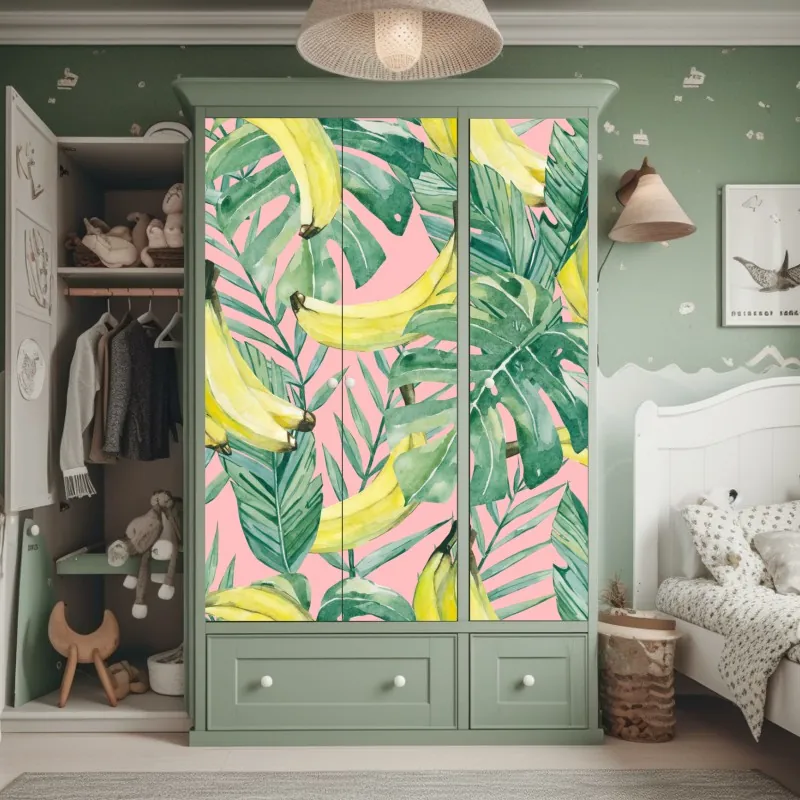 Naklejka na szafę akwarelowy wzór z bananami i liśćmi na różowym tle – Wallissimo® Naklejka na szafę akwarelowy wzór z bananami i liśćmi na różowym tle – Wallissimo®