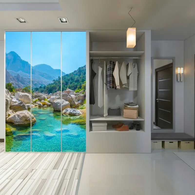 Naklejka na szafę słoneczna uliczka z kamiennymi domami i kolorowymi okiennicami – Wallissimo®