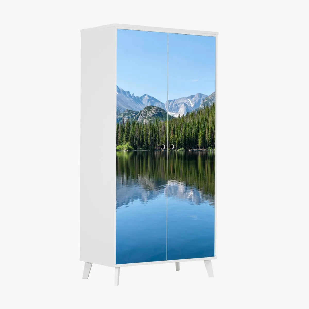 Naklejka na szafę górskie jezioro z odbiciem lasu i szczytów – Wallissimo® Naklejka na szafę górskie jezioro z odbiciem lasu i szczytów – Wallissimo®