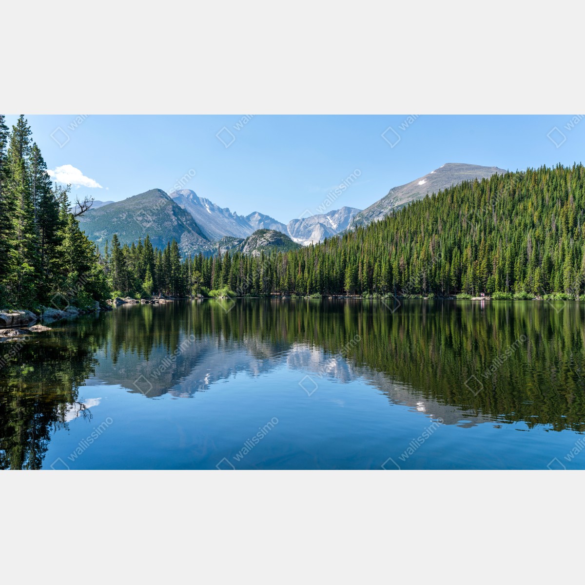 Naklejka na szafę górskie jezioro z odbiciem lasu i szczytów – Wallissimo® Naklejka na szafę górskie jezioro z odbiciem lasu i szczytów – Wallissimo®
