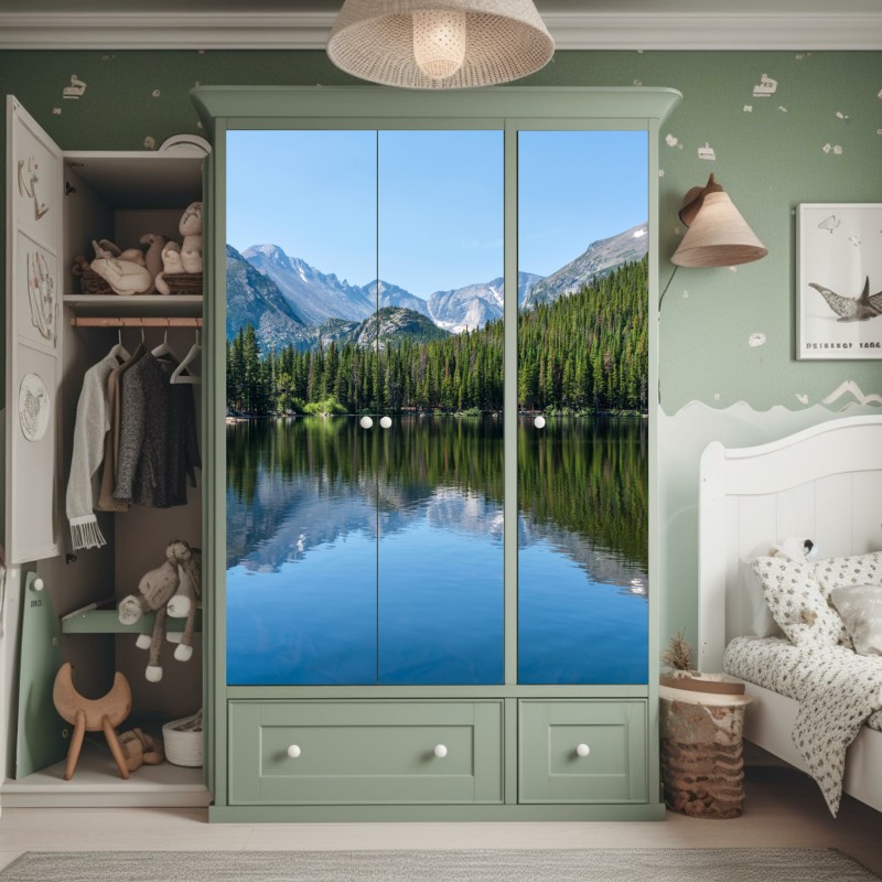 Naklejka na szafę górskie jezioro z odbiciem lasu i szczytów – Wallissimo® Naklejka na szafę górskie jezioro z odbiciem lasu i szczytów – Wallissimo®