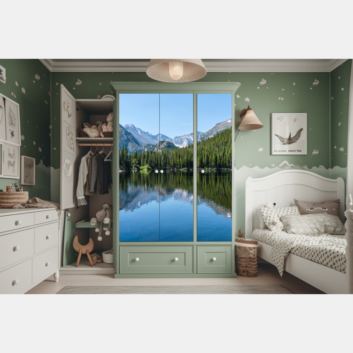 Naklejka na szafę górskie jezioro z odbiciem lasu i szczytów – Wallissimo® Naklejka na szafę górskie jezioro z odbiciem lasu i szczytów – Wallissimo®