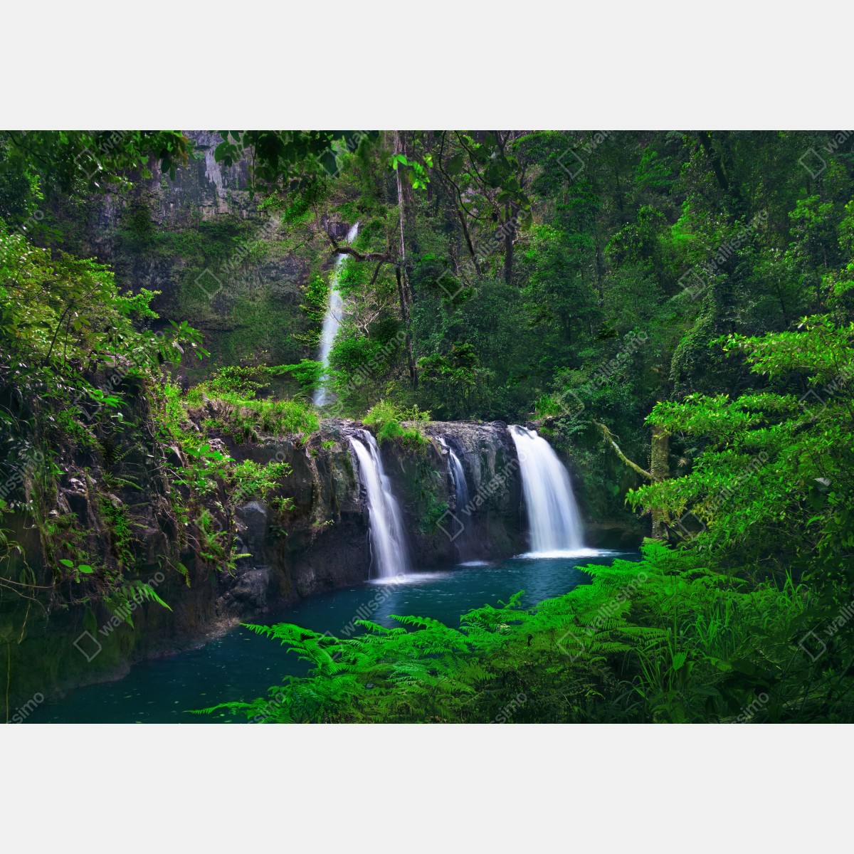 Naklejka na szafę uspokajający wodospad w szmaragdowym lesie – Wallissimo® Naklejka na szafę uspokajający wodospad w szmaragdowym lesie – Wallissimo®