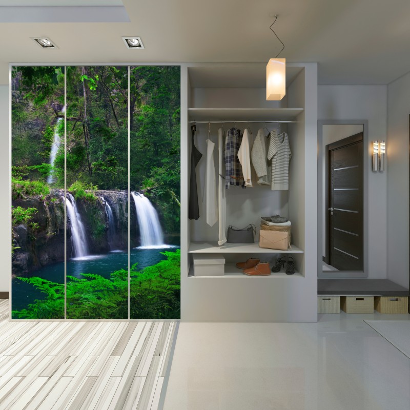 Naklejka na szafę uspokajający wodospad w szmaragdowym lesie – Wallissimo® Naklejka na szafę uspokajający wodospad w szmaragdowym lesie – Wallissimo®