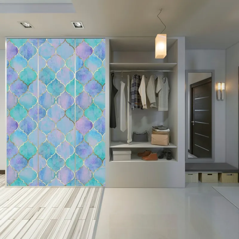 Naklejka na szafę słoneczna uliczka z kamiennymi domami i kolorowymi okiennicami – Wallissimo®