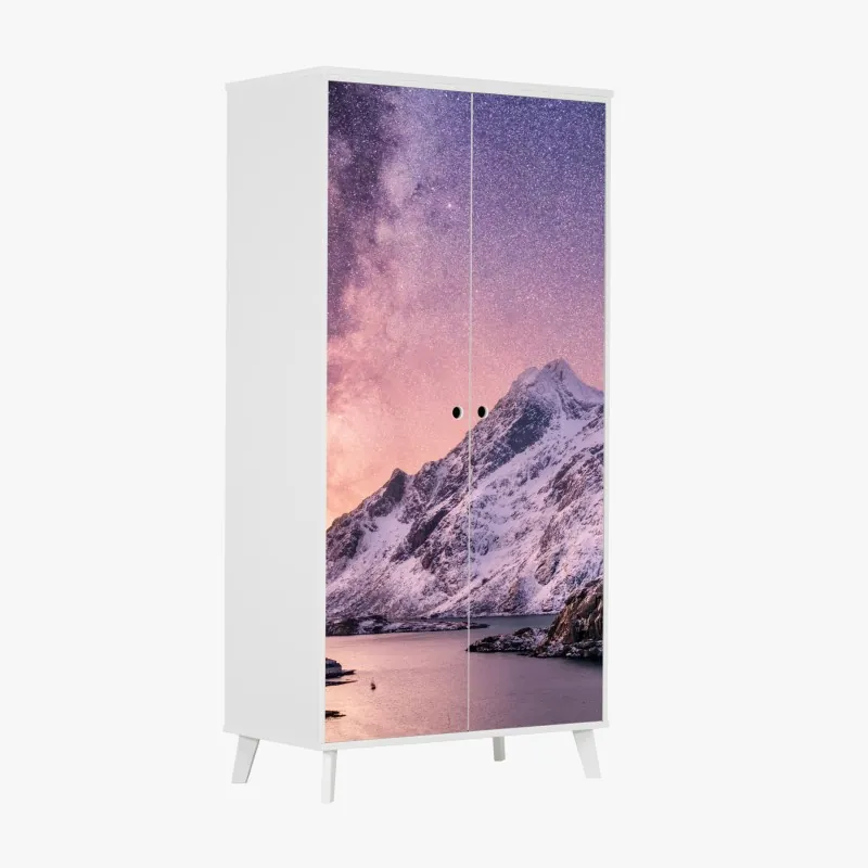 Naklejka na szafę droga mleczna nad ośnieżonymi górami w Norwegii