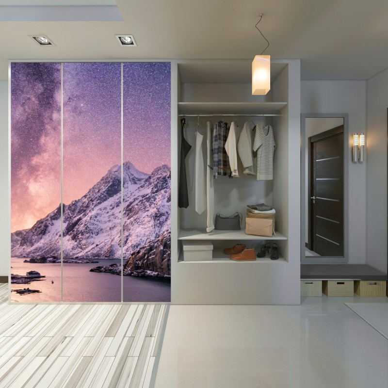 Naklejka na szafę droga mleczna nad ośnieżonymi górami w Norwegii – Wallissimo® Naklejka na szafę droga mleczna nad ośnieżonymi górami w Norwegii – Wallissimo®