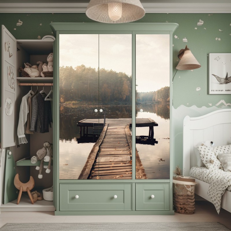 Naklejka na szafę jesienne przedpołudnie nad jeziorem z pomostem – Wallissimo® Naklejka na szafę jesienne przedpołudnie nad jeziorem z pomostem – Wallissimo®