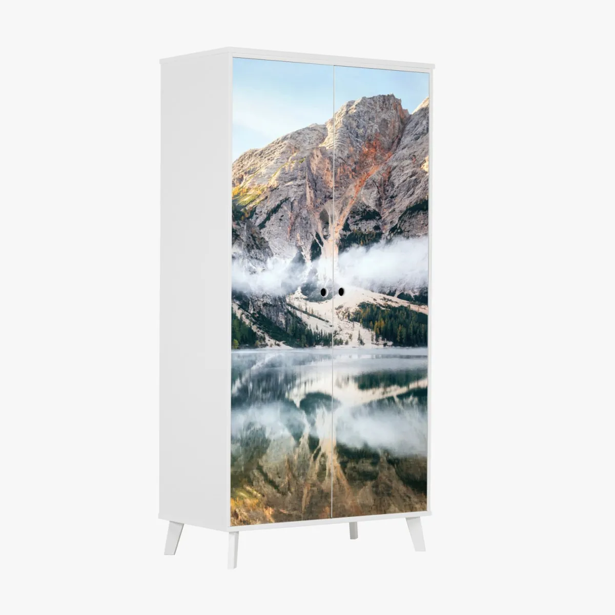 Naklejka na szafę mgła nad alpejskim jeziorem – Wallissimo® Naklejka na szafę mgła nad alpejskim jeziorem – Wallissimo®