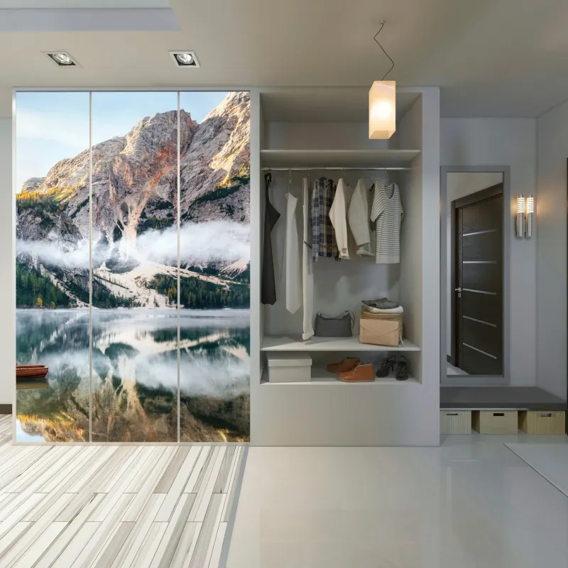 Naklejka na szafę mgła nad alpejskim jeziorem – Wallissimo® Naklejka na szafę mgła nad alpejskim jeziorem – Wallissimo®