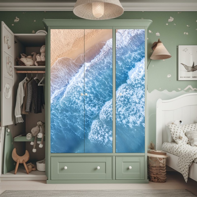 Naklejka na szafę widok z lotu ptaka na turkusowe fale i piaszczystą plażę – Wallissimo® Naklejka na szafę widok z lotu ptaka na turkusowe fale i piaszczystą plażę – Wallissimo®