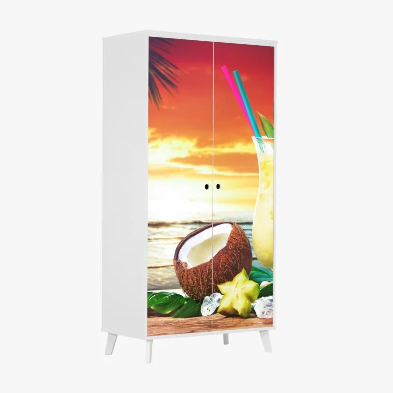 Naklejka na szafę tropikalny zachód słońca na plaży z koktajlem