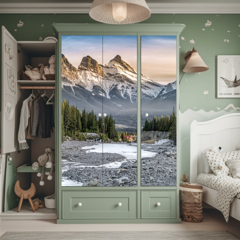 Naklejka na szafę majestatyczne górskie szczyty i sosnowy las – Wallissimo® Naklejka na szafę majestatyczne górskie szczyty i sosnowy las – Wallissimo®