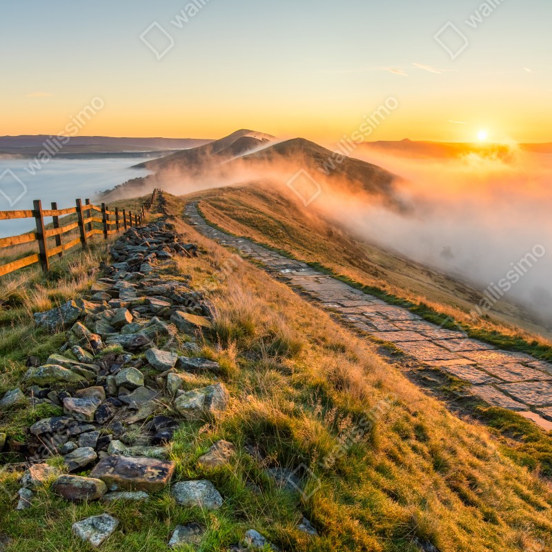 Naklejka na szafę wschód słońca nad mglistym grzbietem z kamienną ścieżką – Wallissimo® Naklejka na szafę wschód słońca nad mglistym grzbietem z kamienną ścieżką – Wallissimo®
