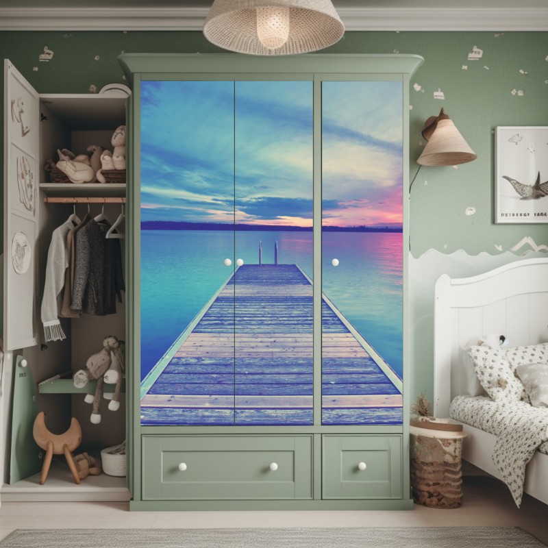 Naklejka na szafę pastelowy pomost nad jeziorem o zachodzie słońca – Wallissimo® Naklejka na szafę pastelowy pomost nad jeziorem o zachodzie słońca – Wallissimo®