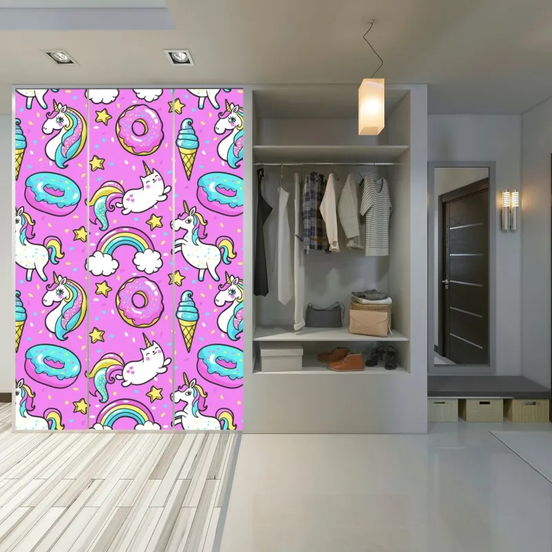 Naklejka na szafę słoneczna uliczka z kamiennymi domami i kolorowymi okiennicami – Wallissimo®