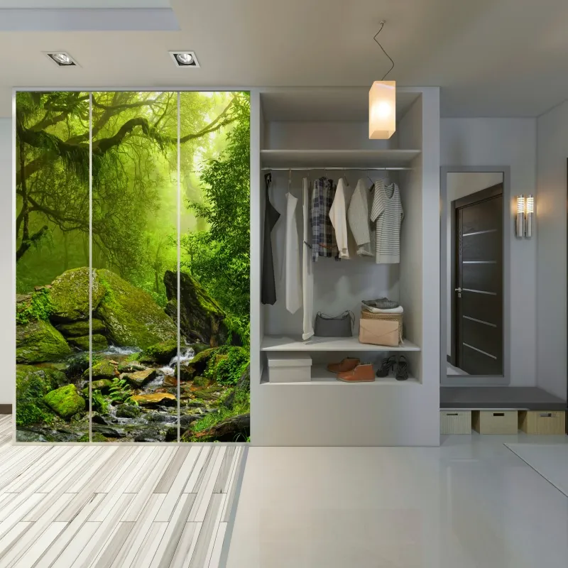 Naklejka na szafę leśny strumień porośnięty mchem – Wallissimo® Naklejka na szafę leśny strumień porośnięty mchem – Wallissimo®