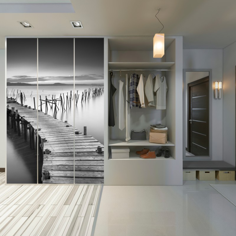 Naklejka na szafę spokojne drewniane molo o zmierzchu – Wallissimo® Naklejka na szafę spokojne drewniane molo o zmierzchu – Wallissimo®