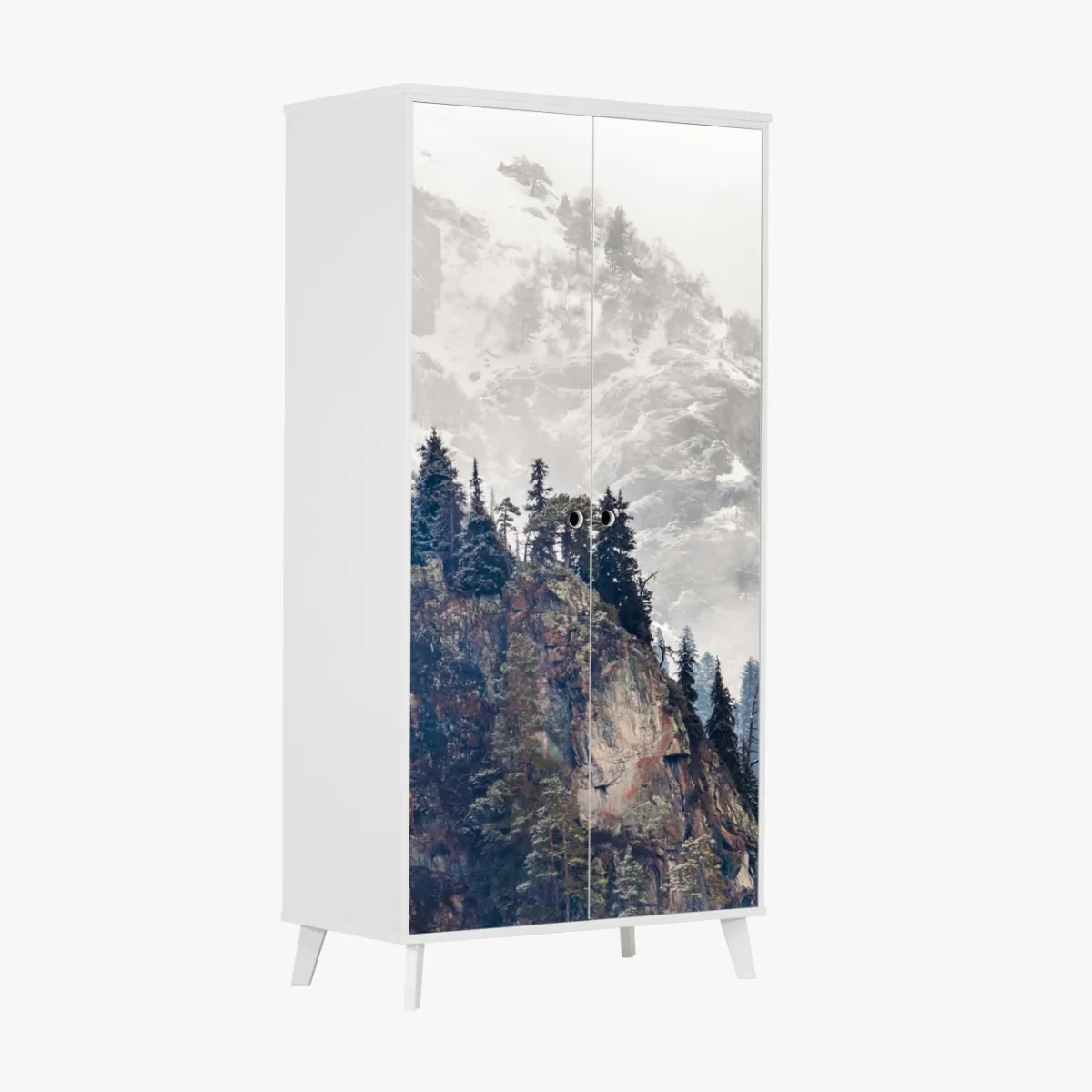 Naklejka na szafę mglista góra z urwiskiem i sosnowym lasem – Wallissimo® Naklejka na szafę mglista góra z urwiskiem i sosnowym lasem – Wallissimo®