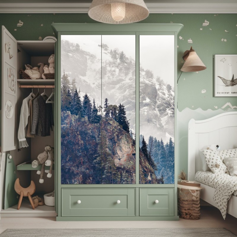 Naklejka na szafę mglista góra z urwiskiem i sosnowym lasem – Wallissimo® Naklejka na szafę mglista góra z urwiskiem i sosnowym lasem – Wallissimo®