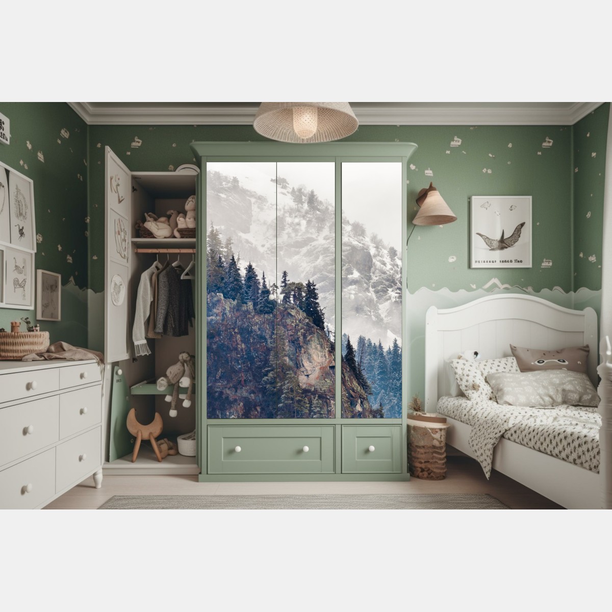 Naklejka na szafę mglista góra z urwiskiem i sosnowym lasem – Wallissimo® Naklejka na szafę mglista góra z urwiskiem i sosnowym lasem – Wallissimo®