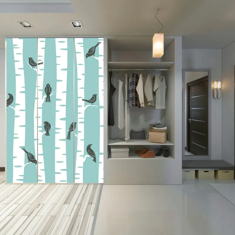 Naklejka na szafę słoneczna uliczka z kamiennymi domami i kolorowymi okiennicami – Wallissimo®