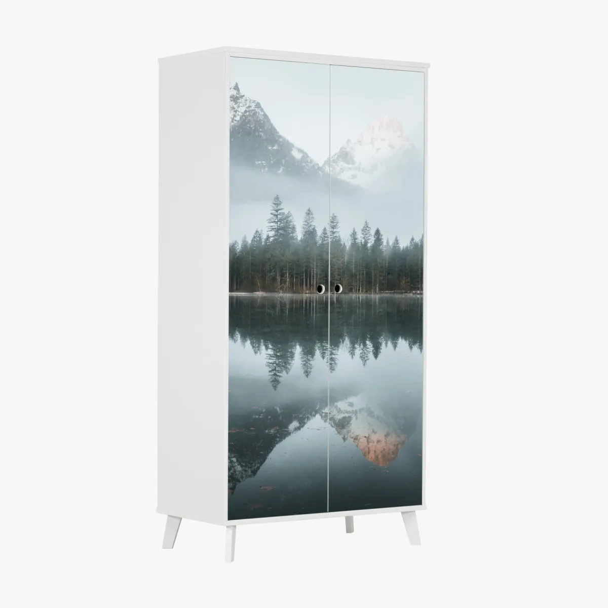 Naklejka na szafę mglista alpejska panorama nad jeziorem – Wallissimo® Naklejka na szafę mglista alpejska panorama nad jeziorem – Wallissimo®