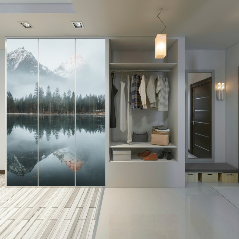 Naklejka na szafę mglista alpejska panorama nad jeziorem – Wallissimo® Naklejka na szafę mglista alpejska panorama nad jeziorem – Wallissimo®