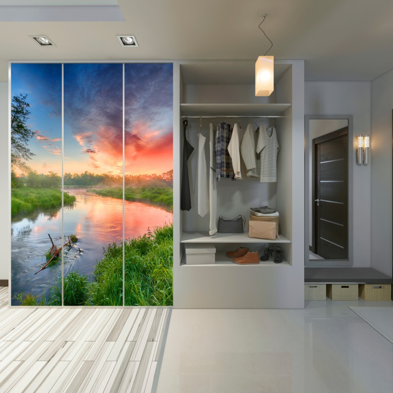 Naklejka na szafę wschód słońca nad mglistą rzeką – Wallissimo® Naklejka na szafę wschód słońca nad mglistą rzeką – Wallissimo®