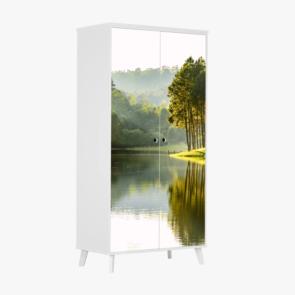 Naklejka na szafę spokojny las sosnowy nad cichym jeziorem – Wallissimo® Naklejka na szafę spokojny las sosnowy nad cichym jeziorem – Wallissimo®