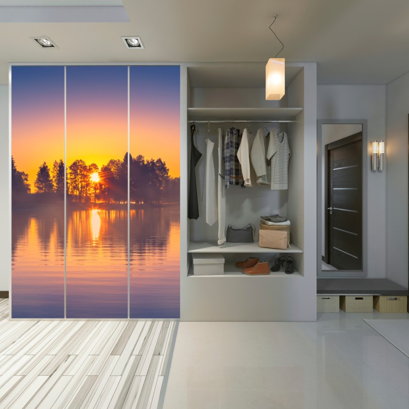 Naklejka na szafę mglisty zachód słońca nad jeziorem – Wallissimo® Naklejka na szafę mglisty zachód słońca nad jeziorem – Wallissimo®