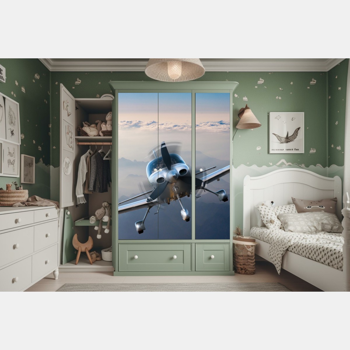 Naklejka na szafę srebrny samolot śmigłowy nad mglistymi górami – Wallissimo® Naklejka na szafę srebrny samolot śmigłowy nad mglistymi górami – Wallissimo®