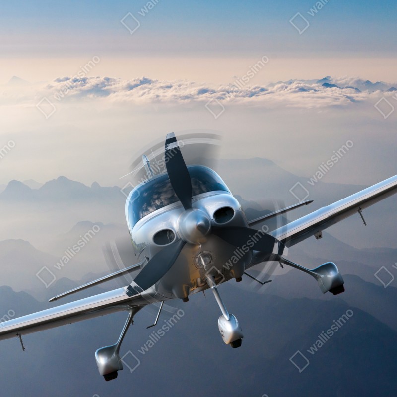 Naklejka na szafę srebrny samolot śmigłowy nad mglistymi górami – Wallissimo® Naklejka na szafę srebrny samolot śmigłowy nad mglistymi górami – Wallissimo®