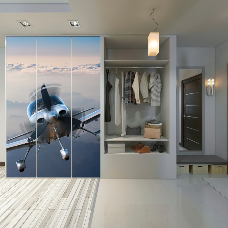 Naklejka na szafę srebrny samolot śmigłowy nad mglistymi górami – Wallissimo® Naklejka na szafę srebrny samolot śmigłowy nad mglistymi górami – Wallissimo®