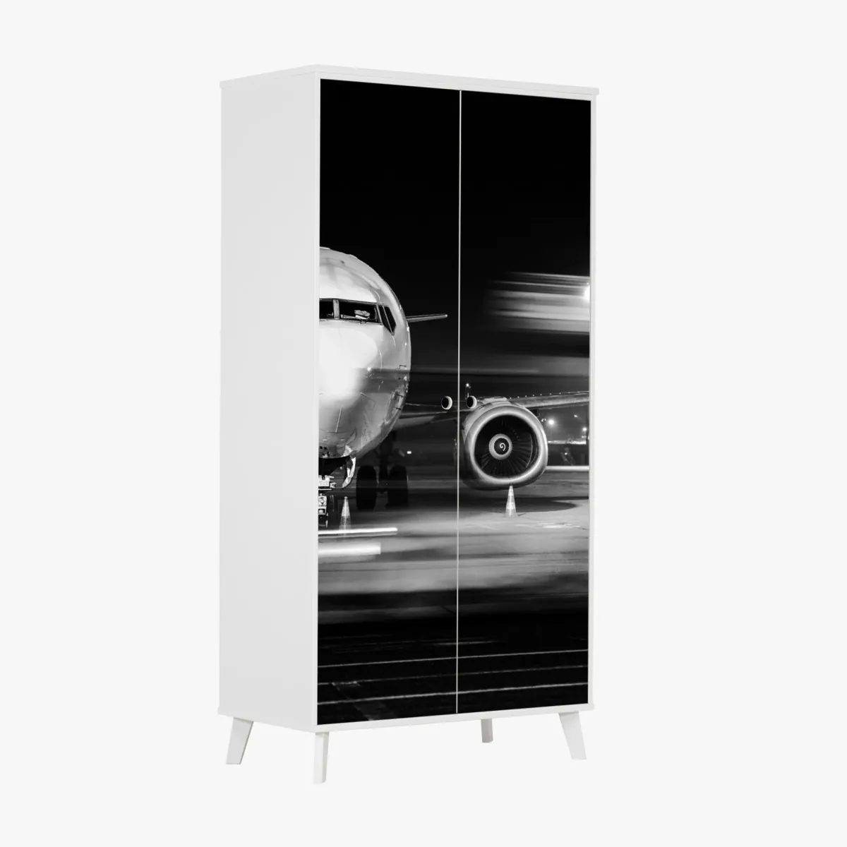 Naklejka na szafę monochromatyczny odrzutowiec na płycie lotniska nocą – Wallissimo® Naklejka na szafę monochromatyczny odrzutowiec na płycie lotniska nocą – Wallissimo®