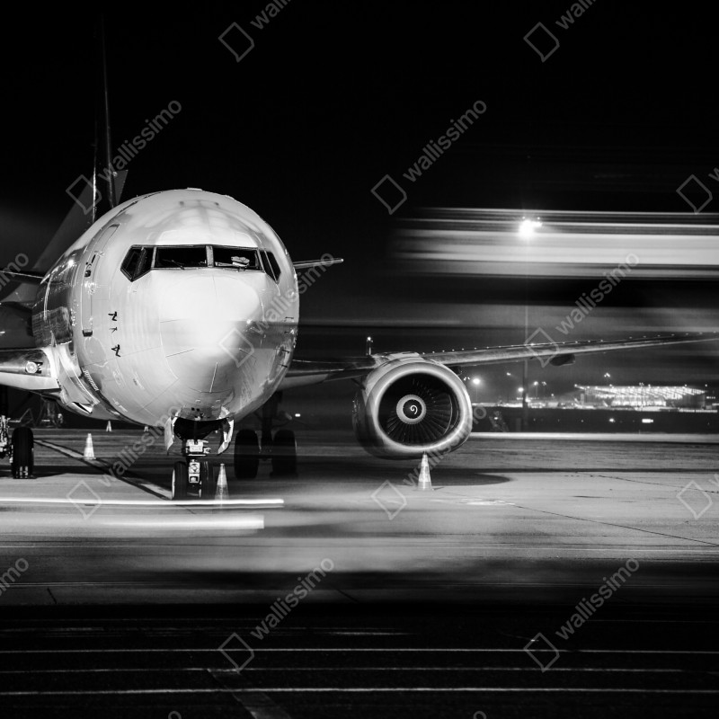 Naklejka na szafę monochromatyczny odrzutowiec na płycie lotniska nocą – Wallissimo® Naklejka na szafę monochromatyczny odrzutowiec na płycie lotniska nocą – Wallissimo®