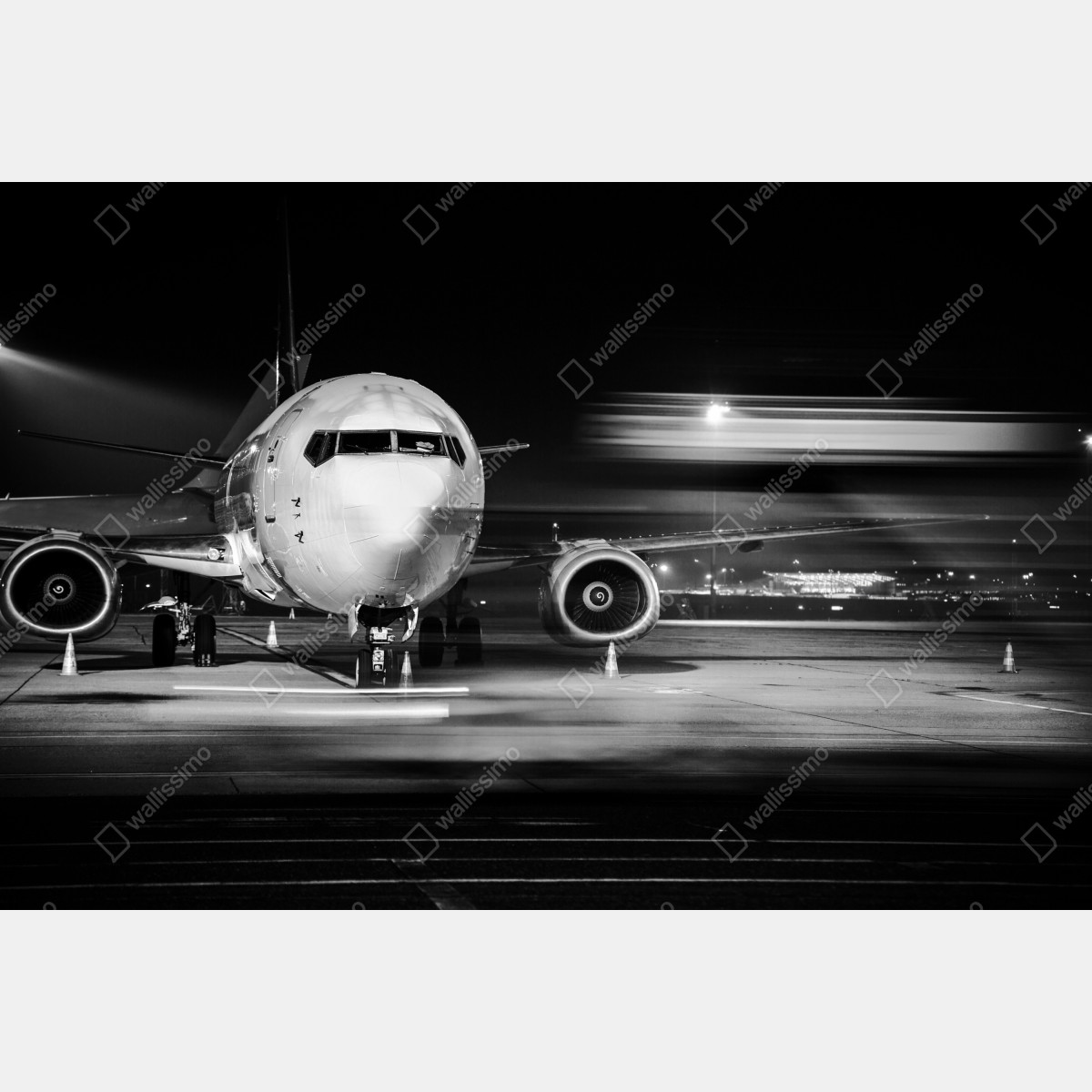 Naklejka na szafę monochromatyczny odrzutowiec na płycie lotniska nocą – Wallissimo® Naklejka na szafę monochromatyczny odrzutowiec na płycie lotniska nocą – Wallissimo®