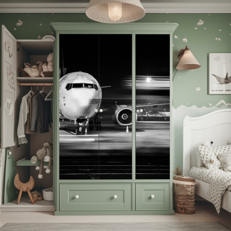 Naklejka na szafę monochromatyczny odrzutowiec na płycie lotniska nocą – Wallissimo® Naklejka na szafę monochromatyczny odrzutowiec na płycie lotniska nocą – Wallissimo®