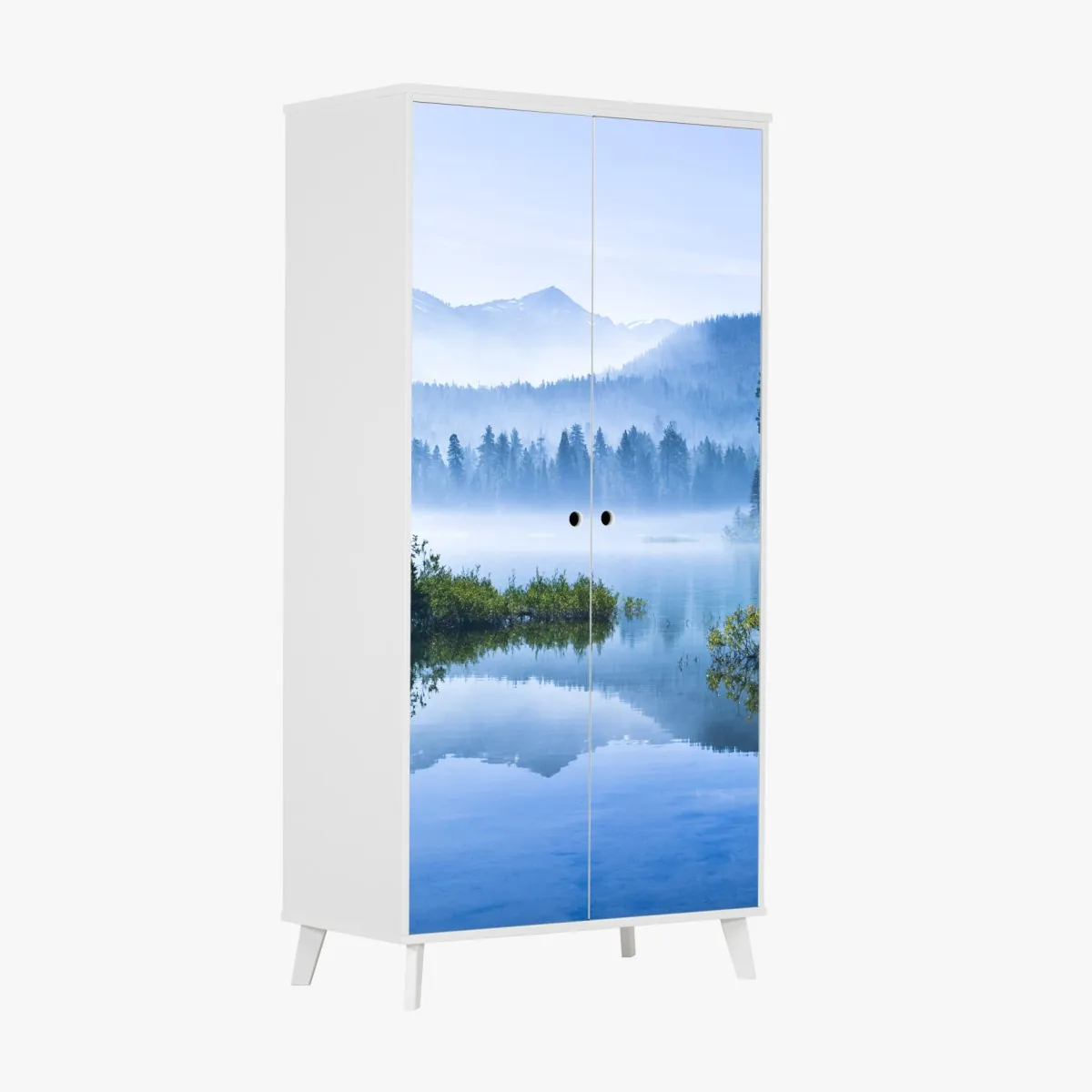 Naklejka na szafę mglista górska tafla jeziora z odbiciem – Wallissimo® Naklejka na szafę mglista górska tafla jeziora z odbiciem – Wallissimo®