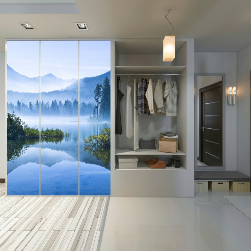 Naklejka na szafę mglista górska tafla jeziora z odbiciem – Wallissimo® Naklejka na szafę mglista górska tafla jeziora z odbiciem – Wallissimo®