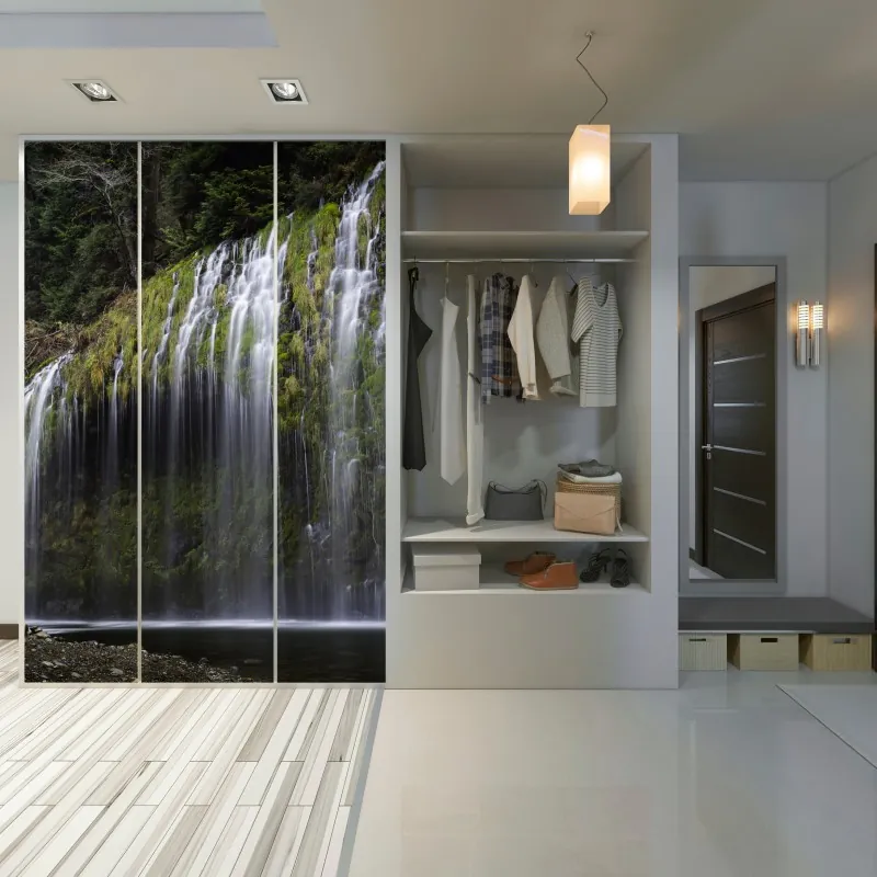 Naklejka na szafę wodospad porośnięty mchem w lesie – Wallissimo® Naklejka na szafę wodospad porośnięty mchem w lesie – Wallissimo®