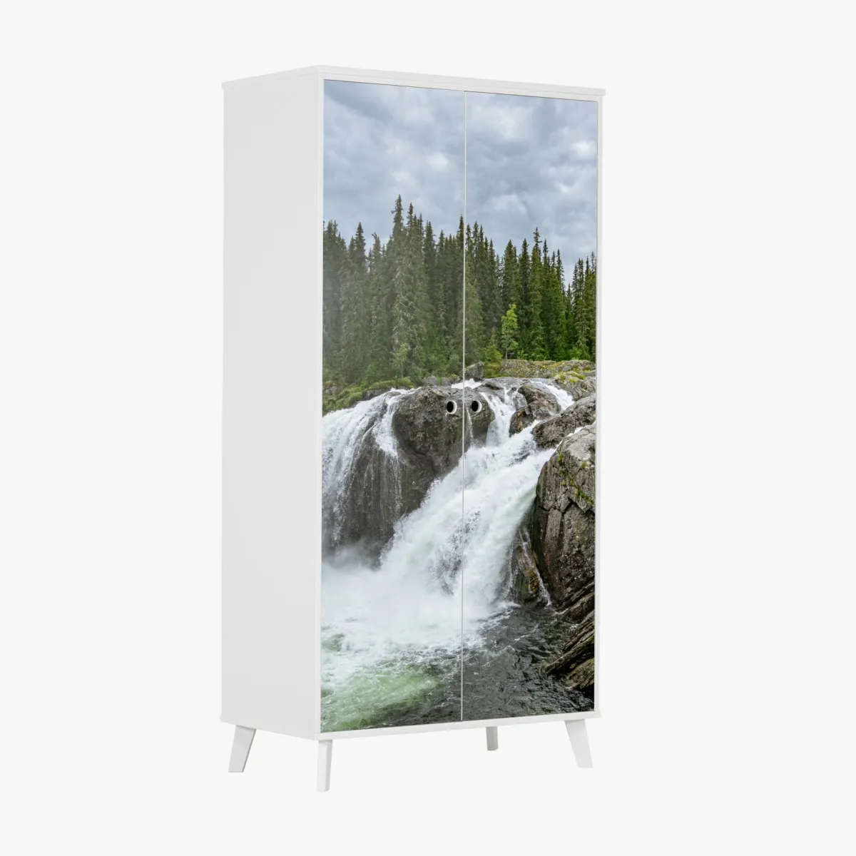 Naklejka na szafę mglisty wodospad w bujnym sosnowym lesie – Wallissimo® Naklejka na szafę mglisty wodospad w bujnym sosnowym lesie – Wallissimo®