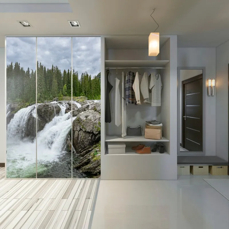 Naklejka na szafę słoneczna uliczka z kamiennymi domami i kolorowymi okiennicami – Wallissimo®