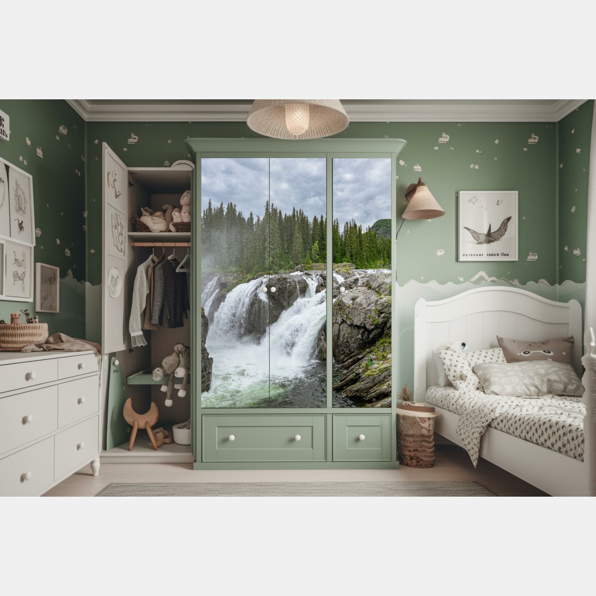 Naklejka na szafę mglisty wodospad w bujnym sosnowym lesie – Wallissimo® Naklejka na szafę mglisty wodospad w bujnym sosnowym lesie – Wallissimo®