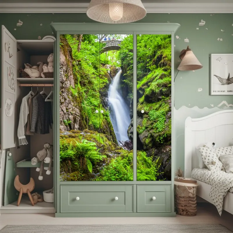 Naklejka na szafę wodospad w mchem porośniętym wąwozie z kamiennym mostem – Wallissimo® Naklejka na szafę wodospad w mchem porośniętym wąwozie z kamiennym mostem – Wallissimo®