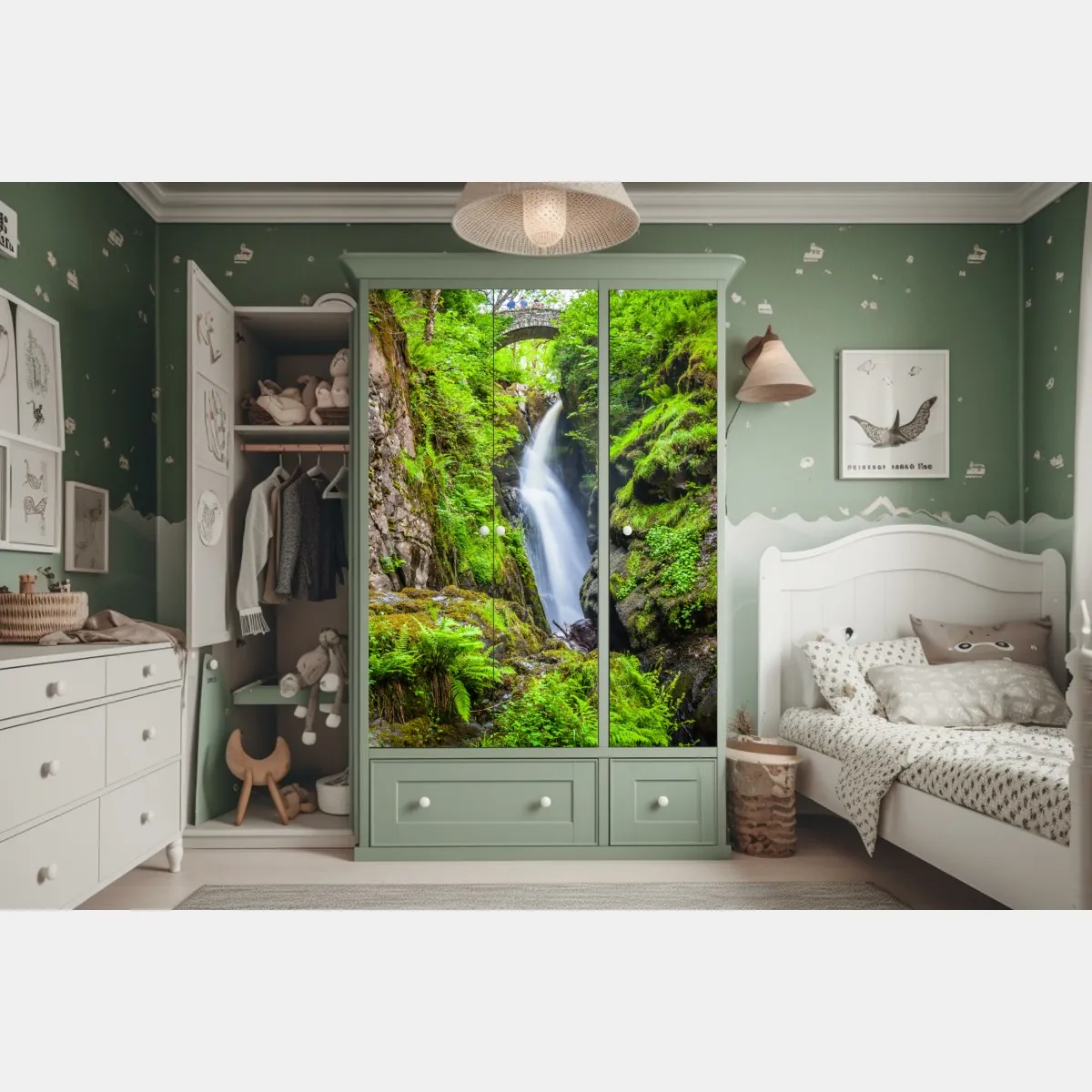Naklejka na szafę wodospad w mchem porośniętym wąwozie z kamiennym mostem – Wallissimo® Naklejka na szafę wodospad w mchem porośniętym wąwozie z kamiennym mostem – Wallissimo®
