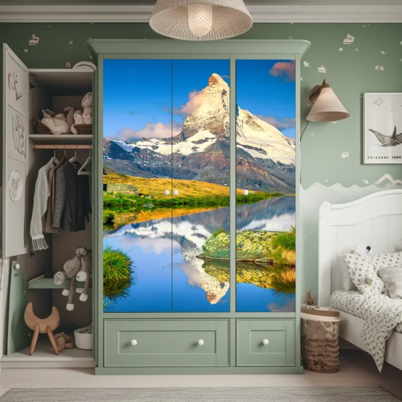 Naklejka na szafę majestatyczny Matterhorn odbity w alpejskim jeziorze – Wallissimo® Naklejka na szafę majestatyczny Matterhorn odbity w alpejskim jeziorze – Wallissimo®