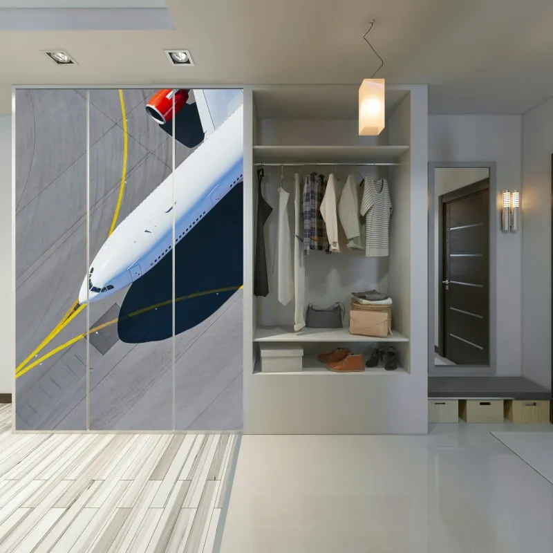 Naklejka na szafę widok z lotu ptaka na samolot na płycie lotniska – Wallissimo® Naklejka na szafę widok z lotu ptaka na samolot na płycie lotniska – Wallissimo®