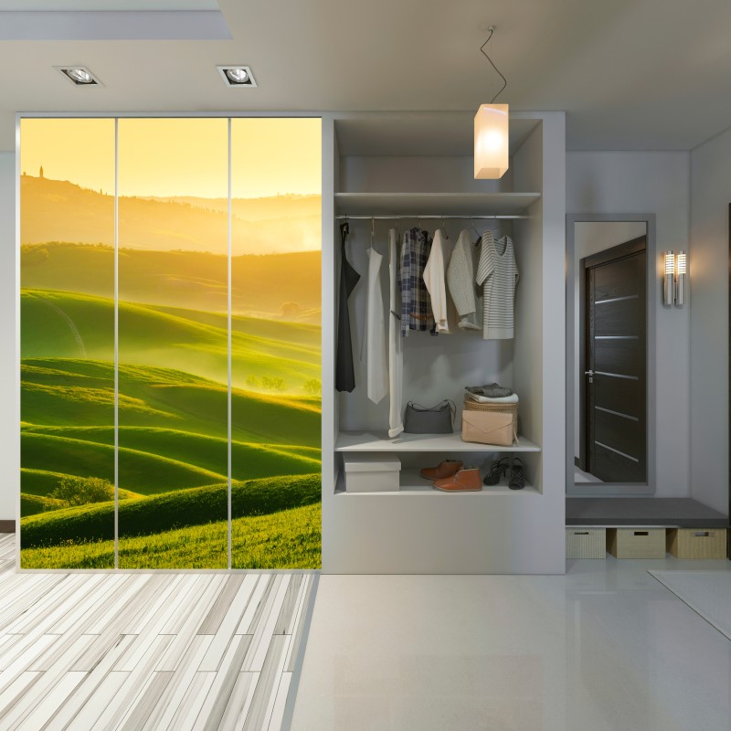 Naklejka na szafę złoty wschód słońca nad zielonymi falującymi wzgórzami – Wallissimo® Naklejka na szafę złoty wschód słońca nad zielonymi falującymi wzgórzami – Wallissimo®